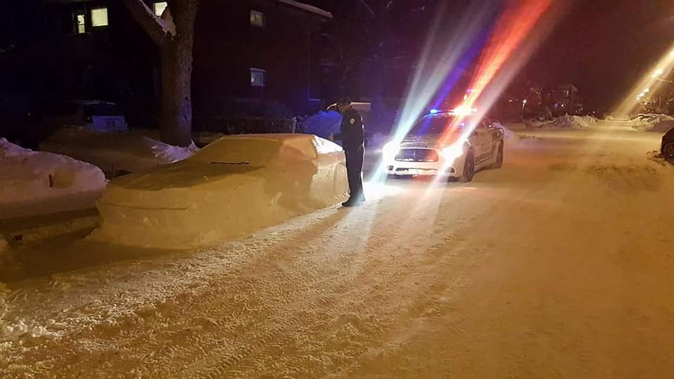 Policja wypisała mandat samochodowi ze śniegu