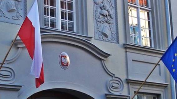 Wilno: Nieznani sprawcy zaatakowali polską ambasadę