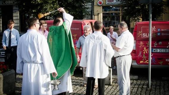 Kampanijne wozy SLD poświęcone przez księdza