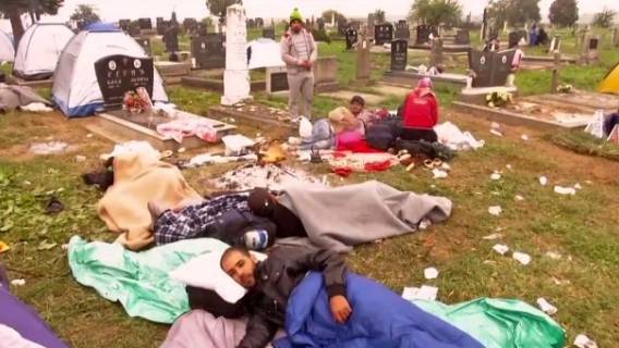 Imigranci obozują na cmentarzu. Muzyka, ogniska i spanie na grobach (video)