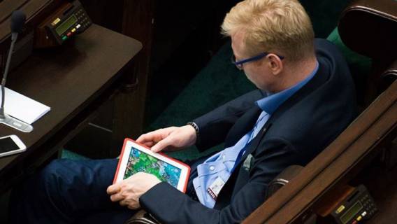 Nowi posłowie, stare zwyczaje. Poseł .Nowoczesnej bawił się tabletem podczas szkolenia