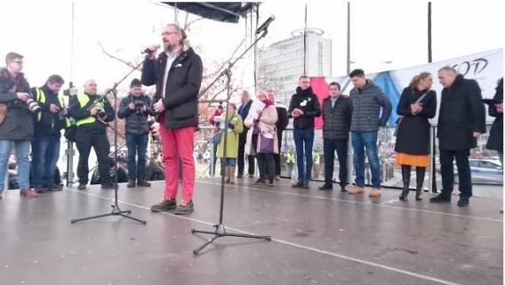 KOD tłumaczy skąd wzięły się hejterskie komentarze po wypadku prezydenta