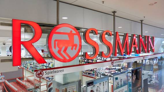 Klienci w ekstazie przed genialną promocją 2+2 w Rossmannie!