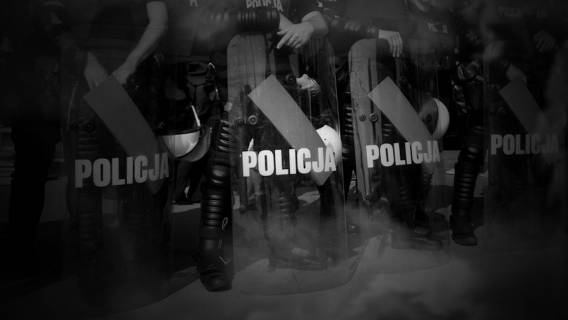 Wściekli wierni SZTURMUJĄ kościół! Chcą zlinczować księdza, policja nie daje rady