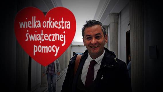 Biedroń ZACHWYCONY homofobicznym żartem. Na fotomontażu miał dawać Owsiakowi...