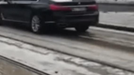 Mamy zdjęcia z wypadku Dudy! Limuzyna dosłownie zawisła na przeszkodzie