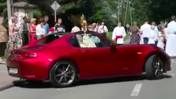 Boże Ciało po polsku. Zmęczona hostia jedzie ekskluzywnym kabrioletem (VIDEO)
