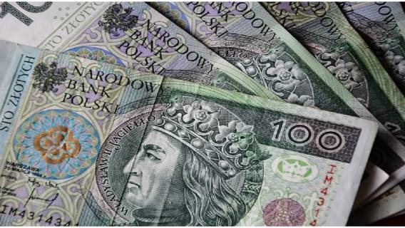 Oszczędności Polaków WYPAROWAŁY. Nie ma ich w bankach!