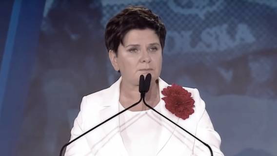 Beata Szydło modli się do Boga. Jest zdruzgotana