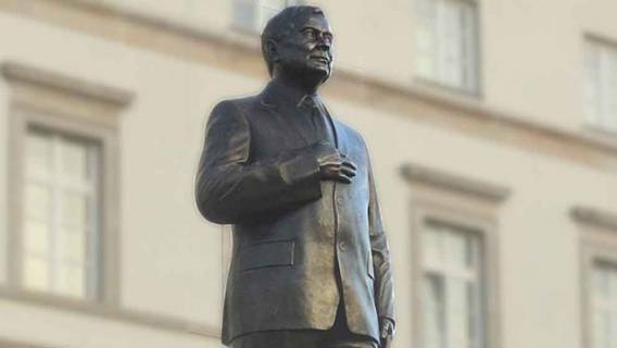 Grób legendarnego bohatera Polski w opłakanym stanie! Przez hucpę z pomnikiem Kaczyńskiego?!