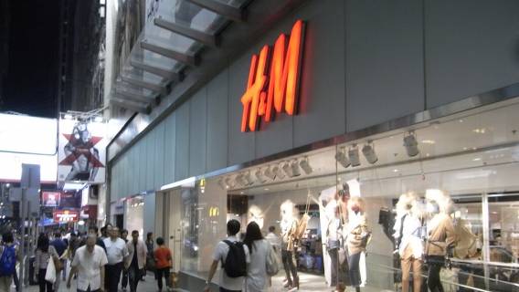 HK_Central_night_Queen's_Road_H&M_Crawford_House_sidewalk_clothing_shop_window_visitors_Aug-2010