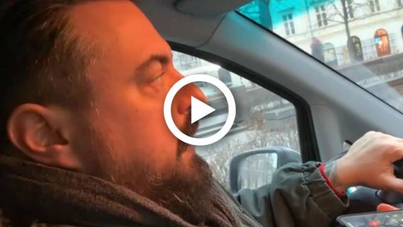 Gangsterzy próbują uciszyć ofiarę molestowania w Kościele. Tomasz Sekielski prosi o pomoc