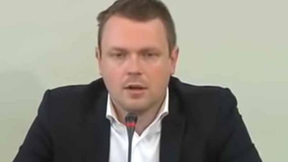 OHYDA! Chuligani wybili szyby w mieszkaniu syna Donalda Tuska, PiS właśnie uczynił ich życie niebem