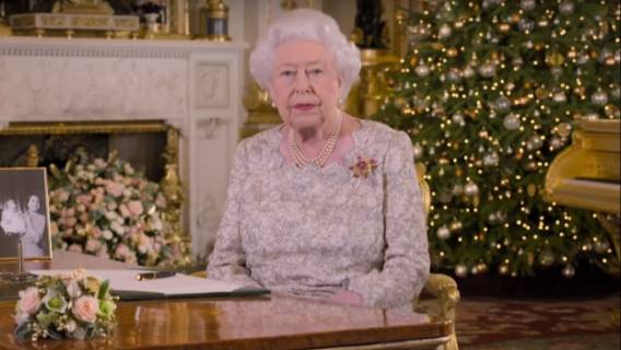 Wiemy, co królowa Elżbieta dostała na gwiazdkę od Meghan Markle. Internauci:
