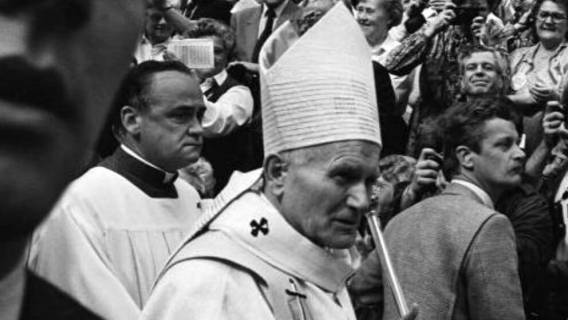 Nowa moda wśród polskich księży. Chcą być jak papież Franciszek