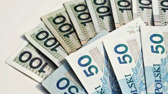 Rząd sypnie kasą jeszcze przed wyborami. Należy się prawie każdemu