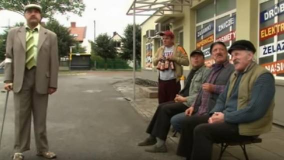 Tłum nagle zaczął śmiać się z gołej d*py gwiazdora