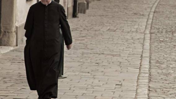 Skandaliczne zachowanie księdza na mszy! Tłumaczył się 30-letnią tradycją
