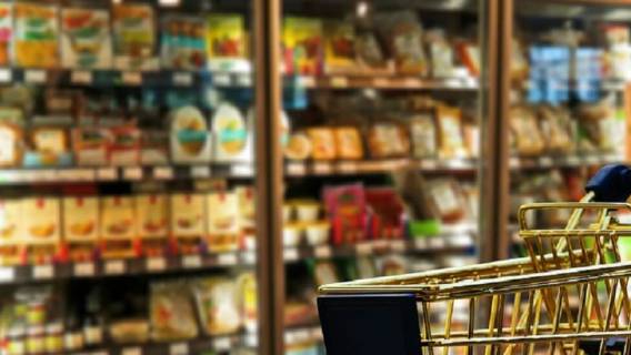 Przerażające znalezisko w jedzeniu w Carrefourze! Interweniowała straż miejska