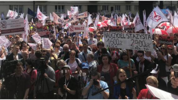 Sondaż: Polacy nie popierają strajku nauczycieli. Ile powinni zarabiać?