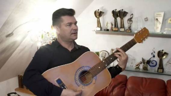 Zenek Martyniuk pokazał swoje komnaty! Królewskie łoże, skóra i lampy z piórami