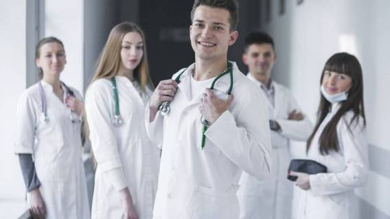 Ile zarabia lekarz w Polsce