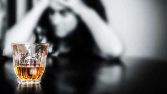 Gwiazda TVN przyznała się do choroby alkoholowej. Wraca na odwyk