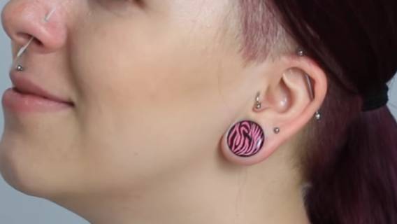 Piercing okropna moda.