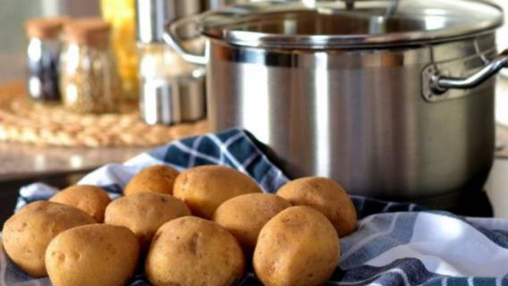 Jak gotować ziemniaki w mundurkach? Metoda dla leniwych