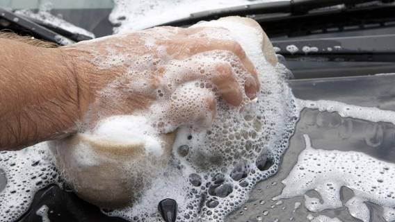 Mycie samochodu na posesji. Czy to legalne?