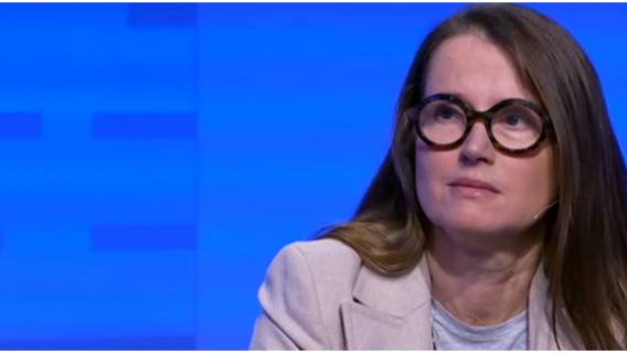 Monika Jaruzelska półnaga przerzucała siano