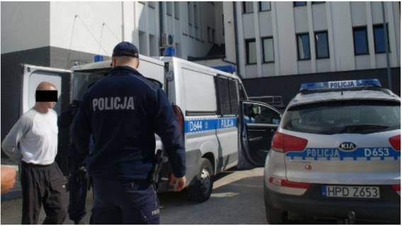 Skandal w policji. Funkcjonariusze poniżali i wyśmiewali bezdomnych na komisariacie