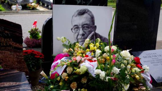 Szkło kontaktowe grób Miecugowa