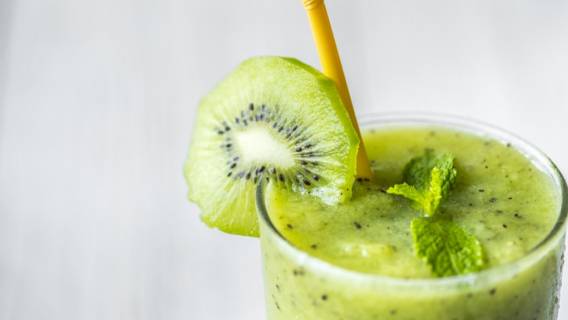 Koktajl odchudzający kiwi i orzechy