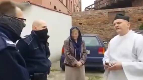 Kontrola policyjna, zachowanie księdza