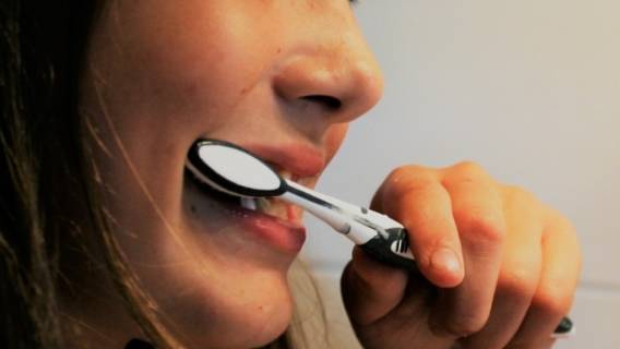 Mycie zębów, dentyści biją na alarm