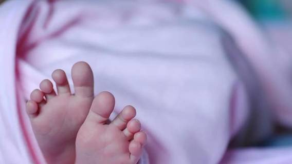 Niemowlę znęcali się nad 4-miesięczną córeczką