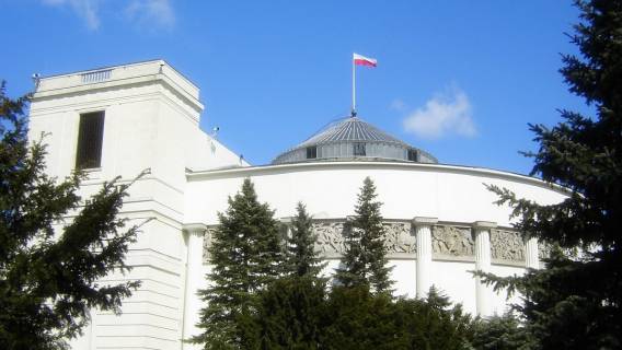 Pensje polityków do obniżki