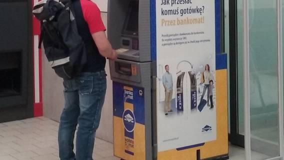Pieniądze Polacy masowo wypłacają