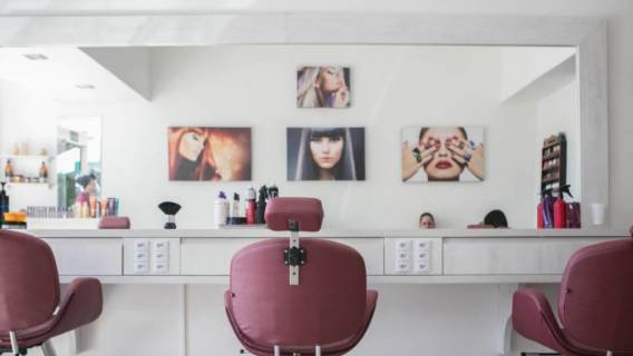 Salon fryzjerski był miejscem jej pracy.