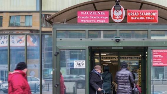 Pracownicy urzędów skarbowych szykują skarb