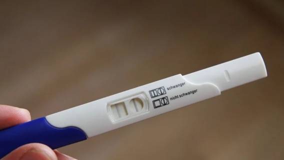 Kobieta wykonała test ciążowy
