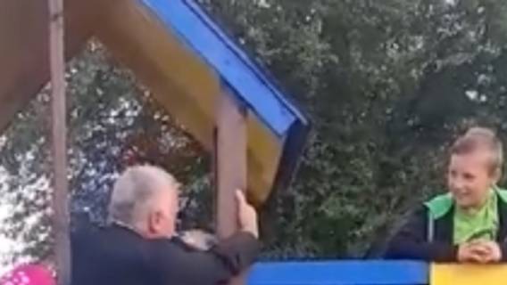Wszystko się nagrało. Ksiądz przyłapany na placu zabaw, internauci nie wierzą własnym oczom