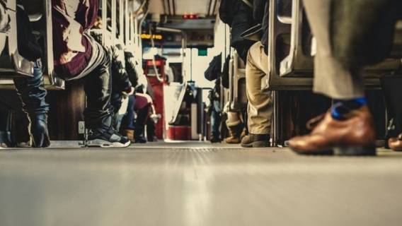 mężczyzna maseczka autobus