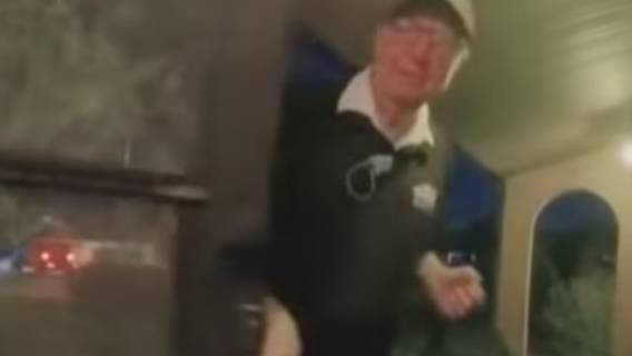 Mężczyzna spojrzał na napiwek