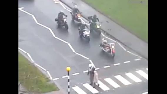 Motocykliści przeprowadzili staruszkę przez jezdnię