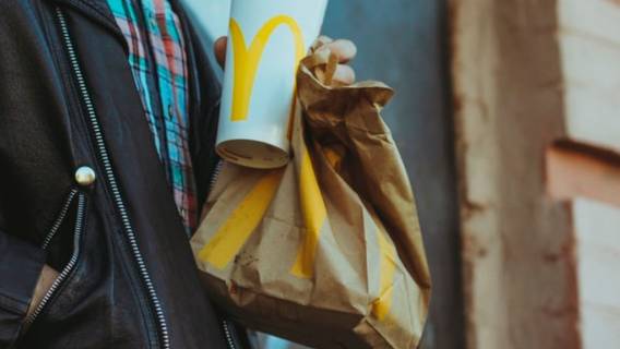 Pracownik McDonald's ujawnił sekret sieci. Pokazał nagranie z kuchni, internauci zaniemówili