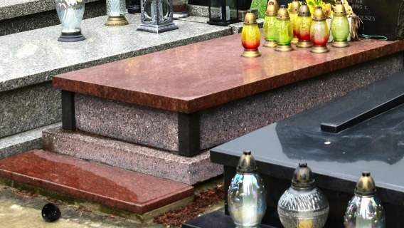 Cmentarze powinny być objęte ograniczeniem miejsc dla wiernych?
