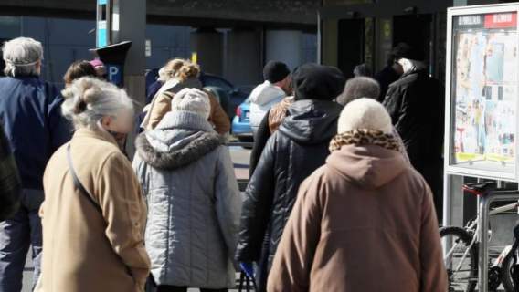 Godziny dla seniorów powinny obowiązywać także w weekendy?