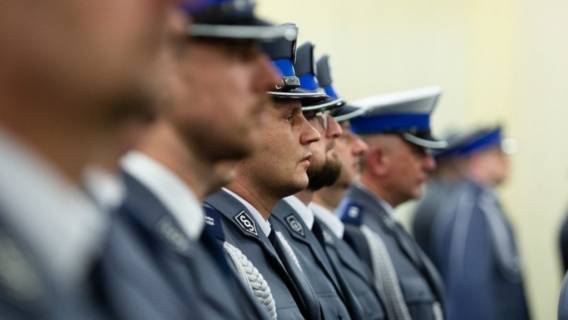 Policjanci powinni zarabiać więcej?